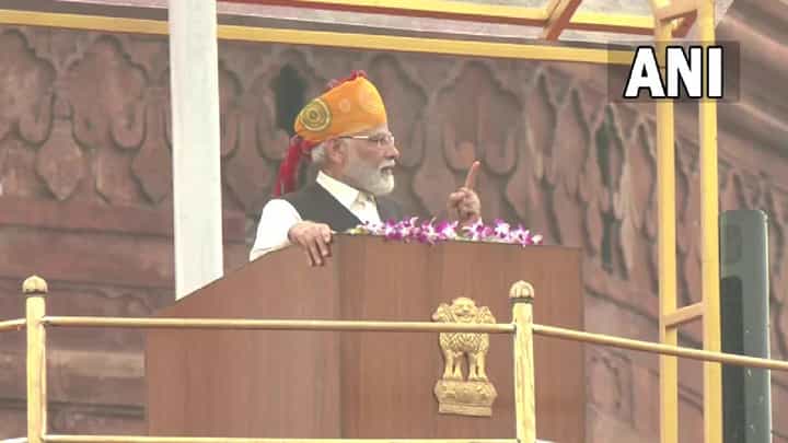 77 व्या स्वातंत्र्यादिनानिमित्त पंतप्रधान मोदी यांच्याकडून नव्या योजनेची घोषणा, 15,000 कोटी रुपयांची तरतूद 77 व्या स्वातंत्र्यादिनानिमित्त पंतप्रधान मोदी यांच्याकडून नव्या योजनेची घोषणा, 15,000 कोटी रुपयांची तरतूद