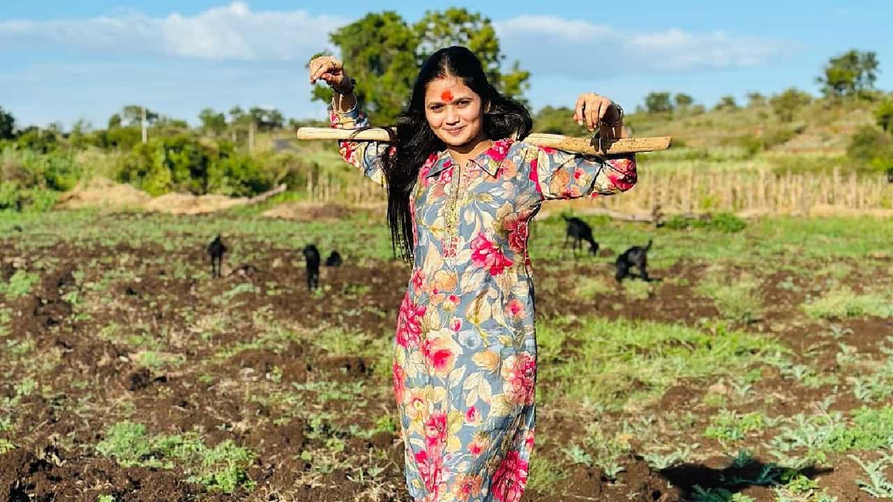 गौतमी पाटील सोशल मीडियावर अॅक्टिव्ह आहे. तिचा डान्स लोकांना आवडतो. तसंच तिचे फोटोही तिच्या चाहत्यांना आवडतात.