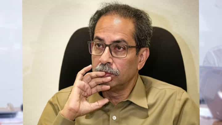 'घर कोंबड्यासारखं मातोश्रीत बसून राहिलेल्यांनी फडणवीस यांची लायकी काढू नये', उद्धव ठाकरे यांच्यावर कुणाचा पलटवार? 'घर कोंबड्यासारखं मातोश्रीत बसून राहिलेल्यांनी फडणवीस यांची लायकी काढू नये', उद्धव ठाकरे यांच्यावर कुणाचा पलटवार?