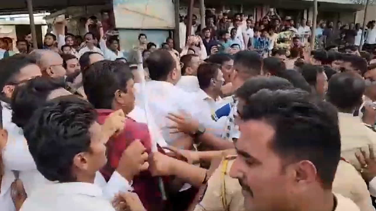 युती तर झाली खरी मात्र कार्यकर्त्यांमध्ये राडा; कुठं भिडले भाजप-राष्ट्रवादीचे कार्यक्रते, नेमकं कारण काय? युती तर झाली खरी मात्र कार्यकर्त्यांमध्ये राडा; कुठं भिडले भाजप-राष्ट्रवादीचे कार्यक्रते, नेमकं कारण काय?