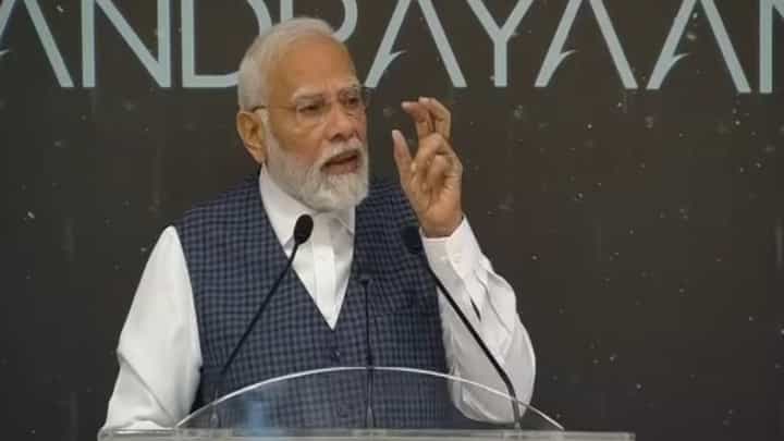 VIDEO |देशात येताच पंतप्रधान मोदी पोहचले बेंगळुरूला; शास्त्रज्ञांची भेट घेणार VIDEO |देशात येताच पंतप्रधान मोदी पोहचले बेंगळुरूला; शास्त्रज्ञांची भेट घेणार