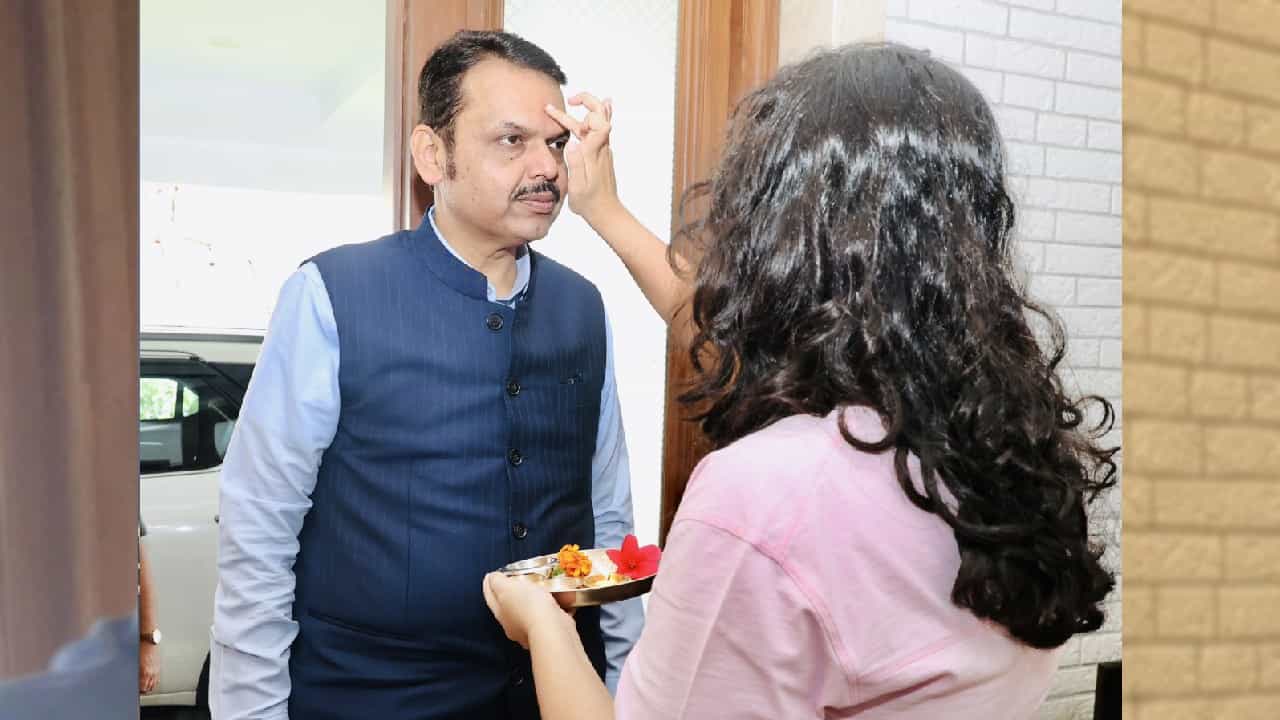 देवेंद्र फडणवीस हे पाच दिवसांच्या जपान दौऱ्यावर होते. हा दौरा आटोपून देवेंद्र फडणवीस मुंबईत परतले.