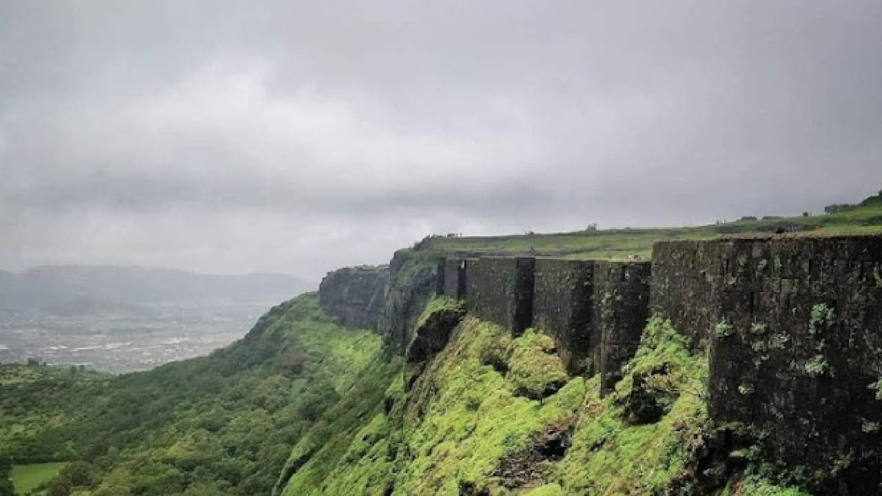 टीमने तांत्रिक बाबी अन् मोबाईल नेटवर्कने तपासणी केली. त्यावेळी वाट चुकलेला त्यांचा चौथा मित्र दरीत पडलेला आढळून आला. तो पर्यटक दरीत पडल्यामुळे जखमी झाला होता. त्याला बाहेर काढण्याचे मोठे आव्हान रेस्कू टीमसमोर होते. 