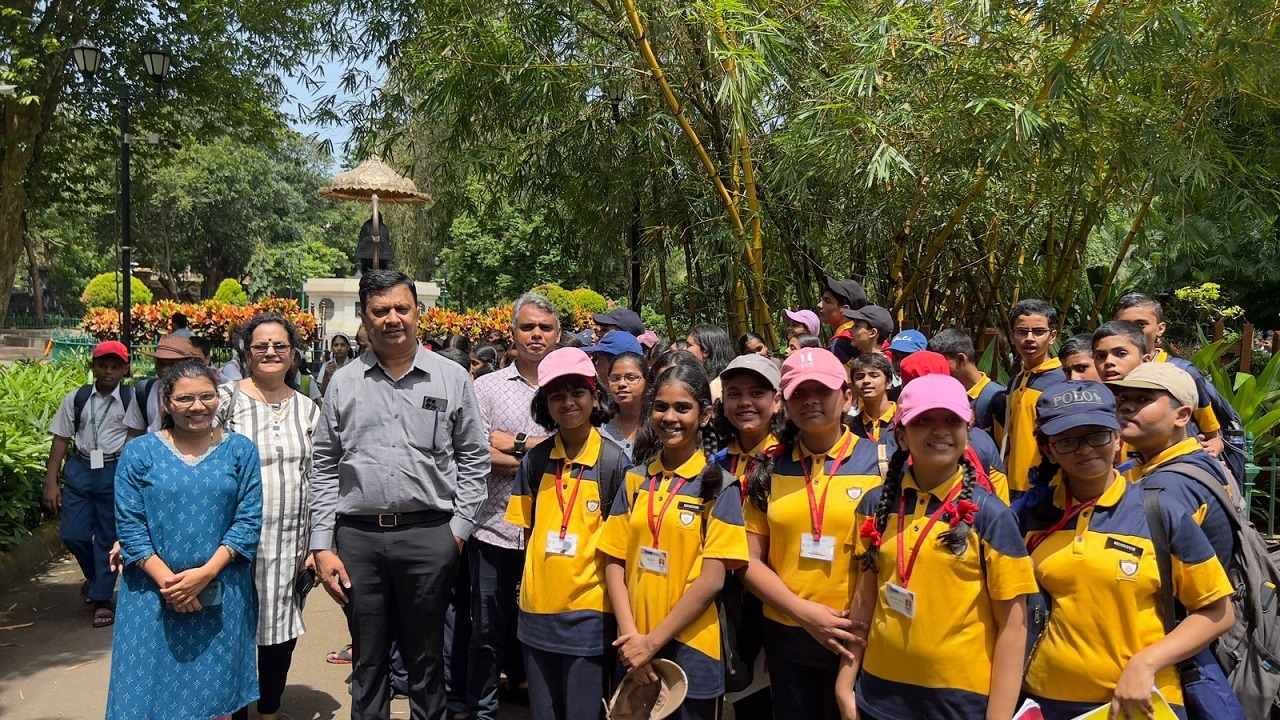 गेल्या तीन महिन्यांपासून घाटकोपर, कल्याण आणि इतर भागातील महाविद्यालयांतील विद्यार्थ्यांनी वनस्पतीशास्त्राच्या अभ्यासासाठी राणीच्या बागेत हजेरी लावली आहे.