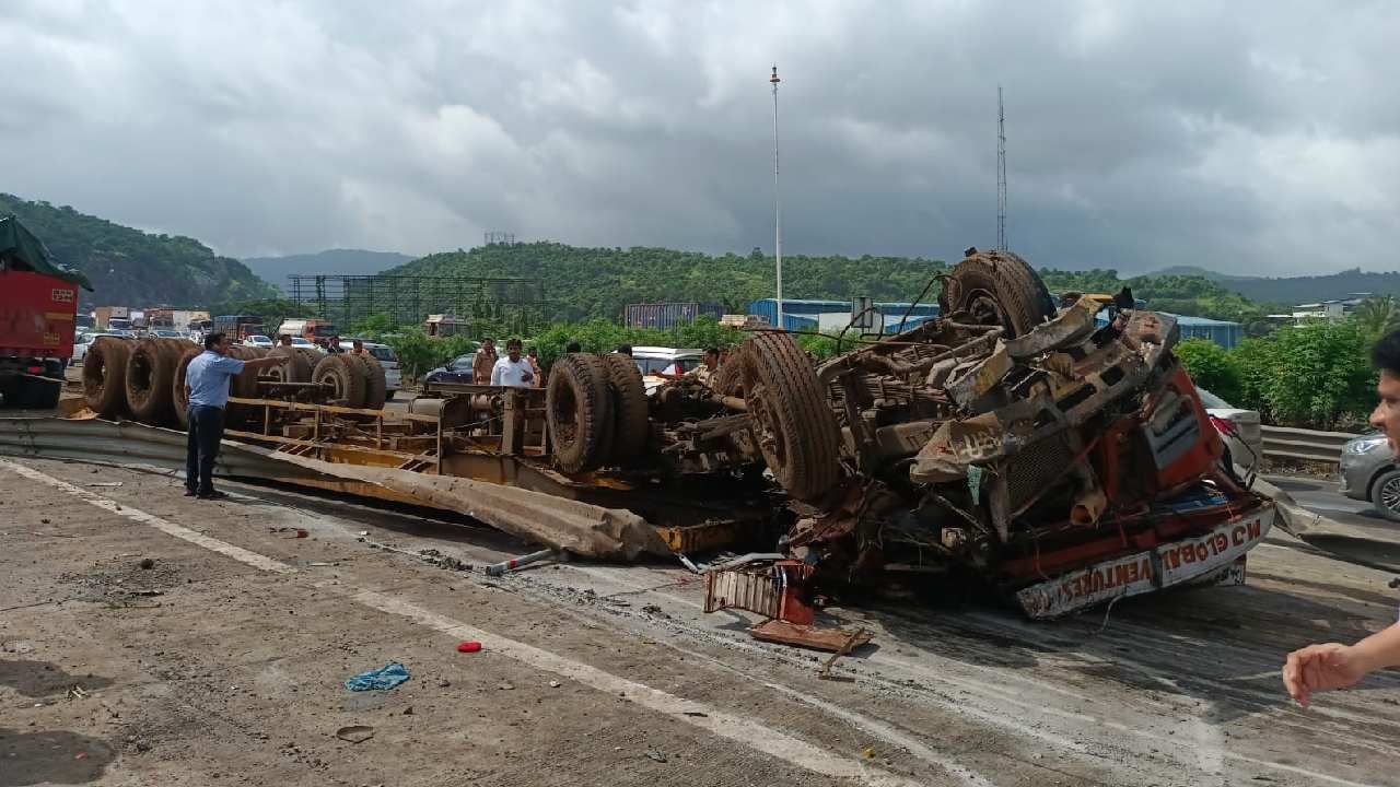 एक अल्टो गाडी खराब झाली आहे, कंटेनर रस्त्यात पलटी झाला आहे. त्यामुळे गाड्यांचं अधिक नुकसान झालं असल्याचं पोलिस सांगत आहेत, क्रेनच्या साहाय्याने कंटेनर बाजूला घेण्याचं काम सुरु आहे. 
