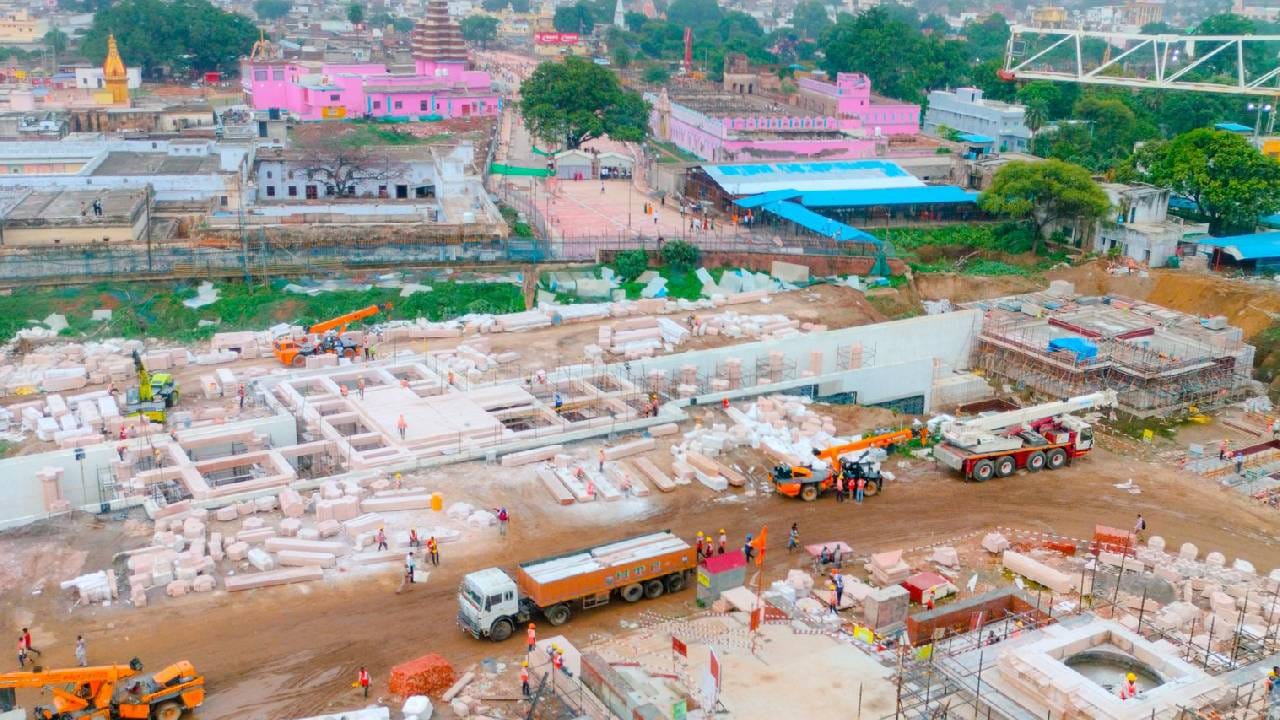 अयोध्यात राम मंदिर पुढील वर्षी जानेवारीपासून खुले होणार आहे. या मंदिराचे काम वेगाने सुरु आहे. या मंदिराच्या पहिल्या मजल्याचे फोटो प्रथमच समोर आले आहे. ड्रोन कॅमेऱ्याने हे फोटो घेतले आहे.