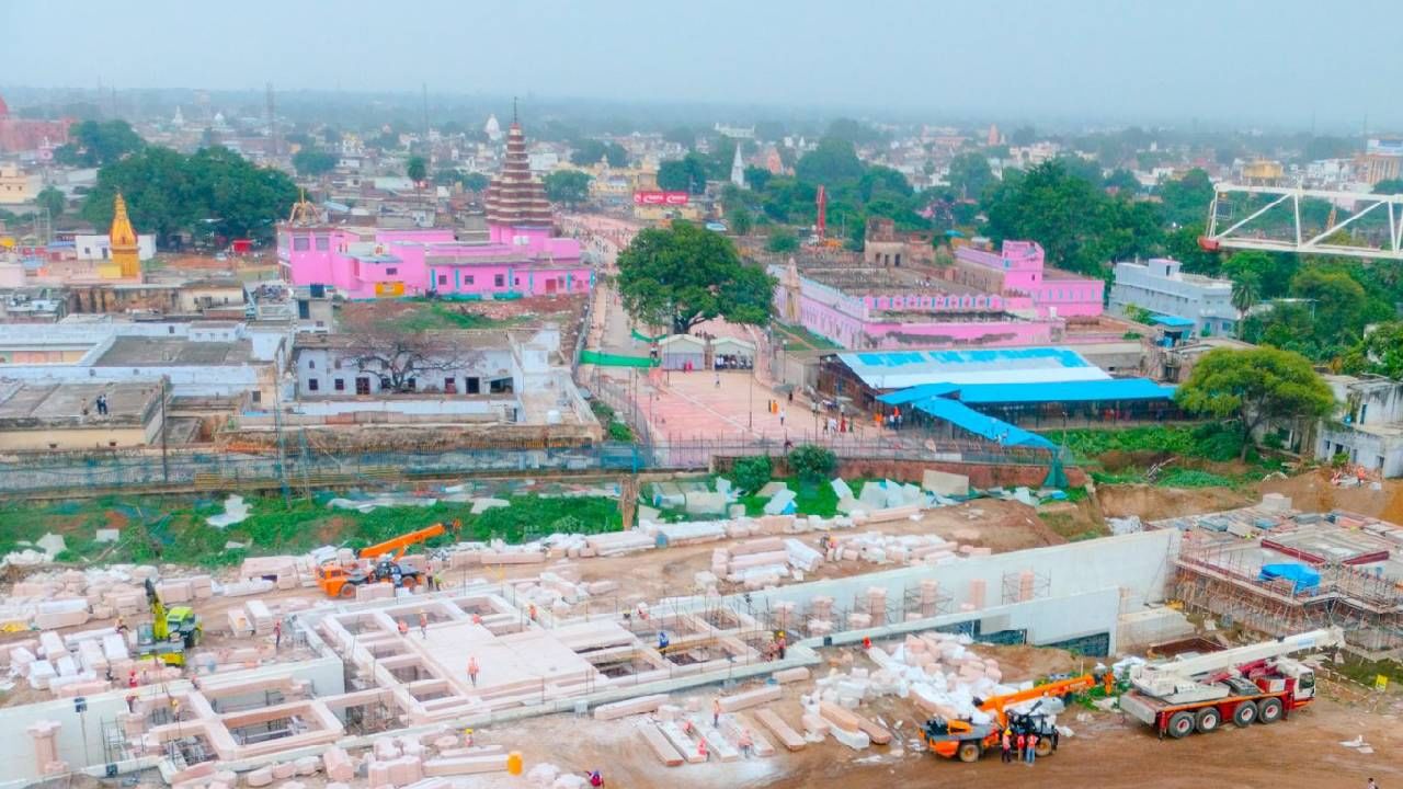 पहिल्या मजल्यावर तयार होत असलेले खांब दहा फूट उंच आहे. त्यानंतर त्याच्यावर स्लॅप टाकण्यात येणार आहे. प्रभू श्रीरामच्या मंदिराचे हे काम वेगाने सुरु असल्याचे फोटोंमधून दिसून येत आहे.