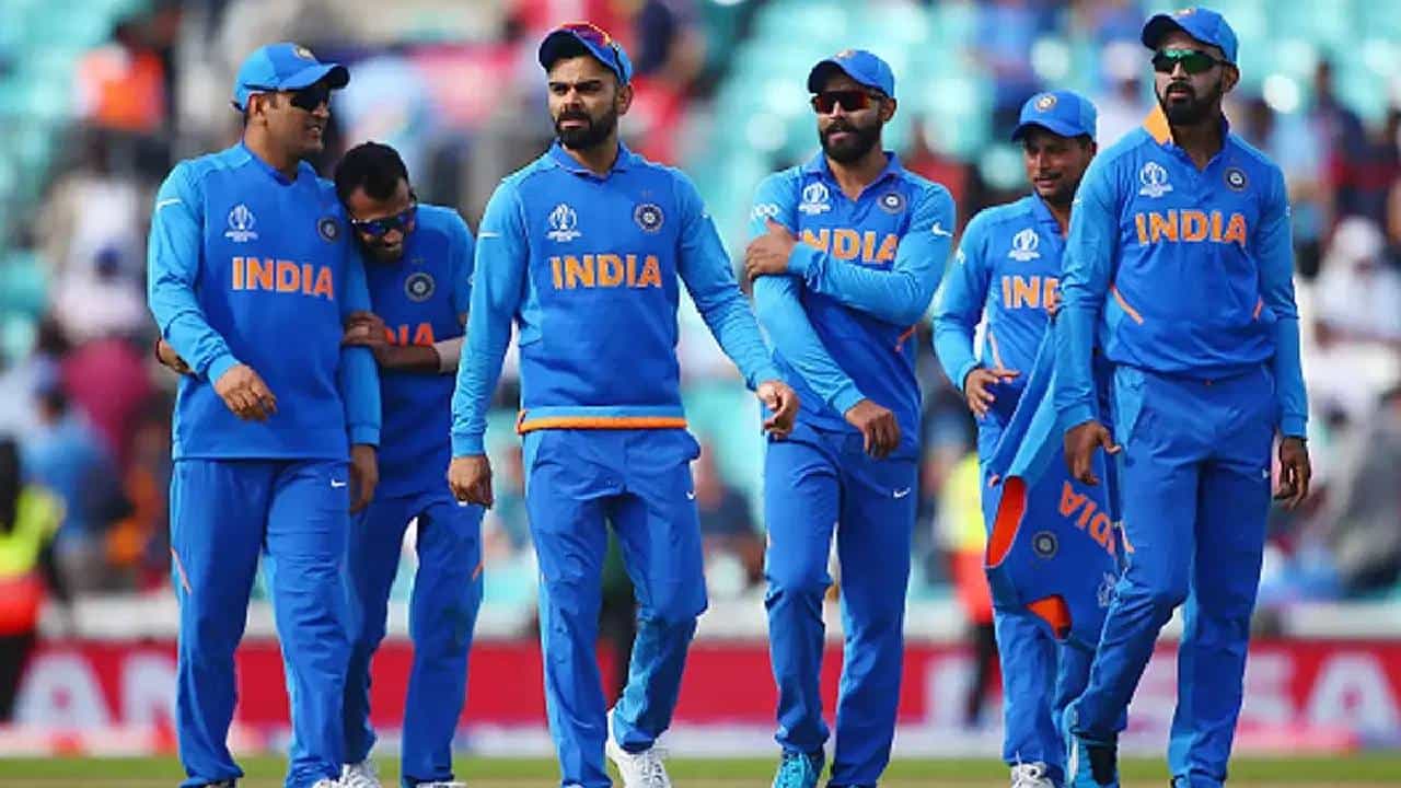 वनडे वर्ल्डकप 2023 स्पर्धेसाठी टीम इंडियाची घोषणा लवकरच केली जाणार आहे. या संघात कोणत्या खेळाडूंना संधी मिळणार याबाबत उत्सुकता आहे. पण टीम इंडियात सात खेळाडूंचा समावेश नसेल हे मात्र निश्चित आहे.