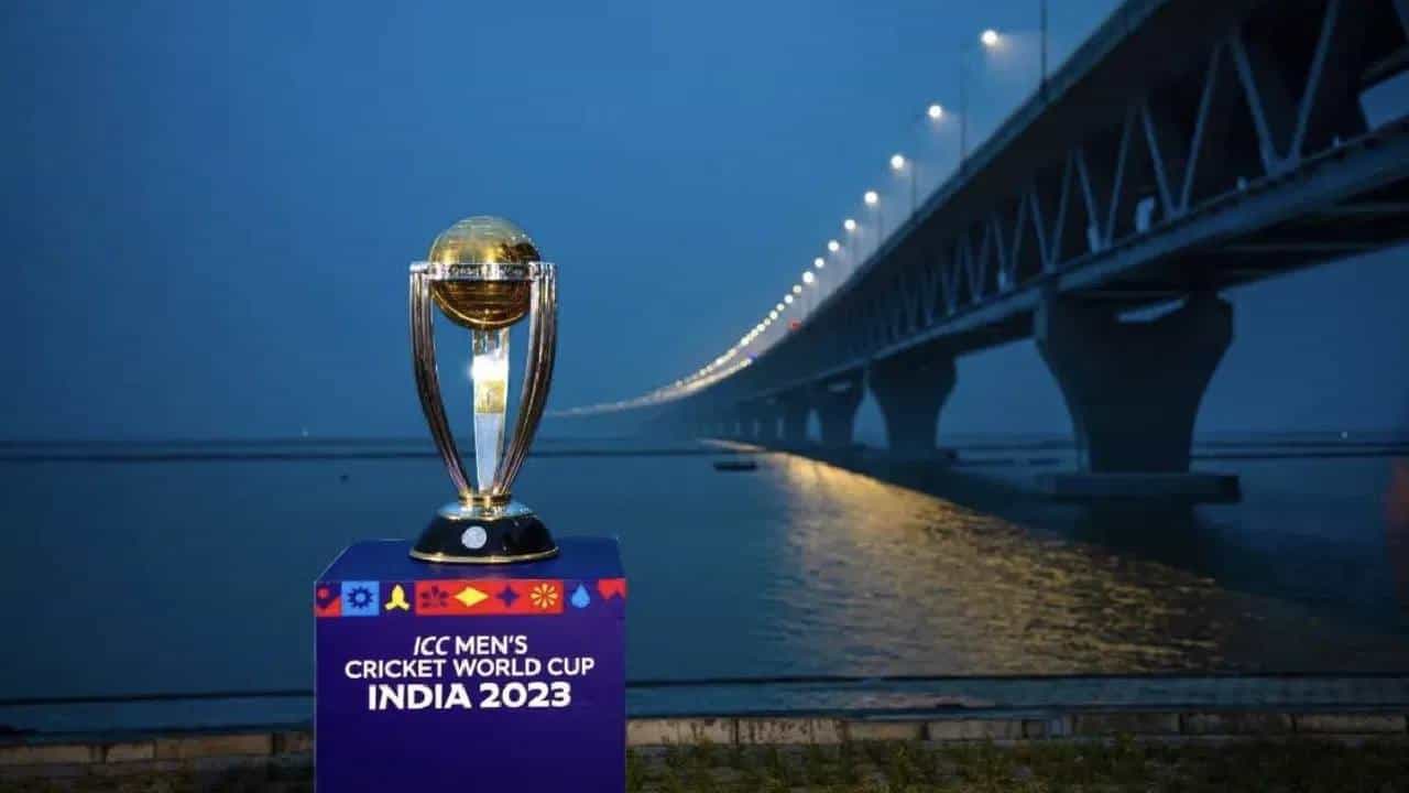 ऑक्टोबर-नोव्हेंबरमध्ये होणार्या वनडे वर्ल्डकपासाठी सध्या जोरदार तयारी सुरु आहे. दहा संघ जेतेपदासाठी प्रयत्नशील आहेत. भारतात विश्वचषक होत असल्याने जेतेपदासाठी टीम इंडियाची फेव्हरिट आहे. पण कोणते चार संघ बाद फेरीत जातील याबाबत भाकीतं वर्तवली जात आहेत.