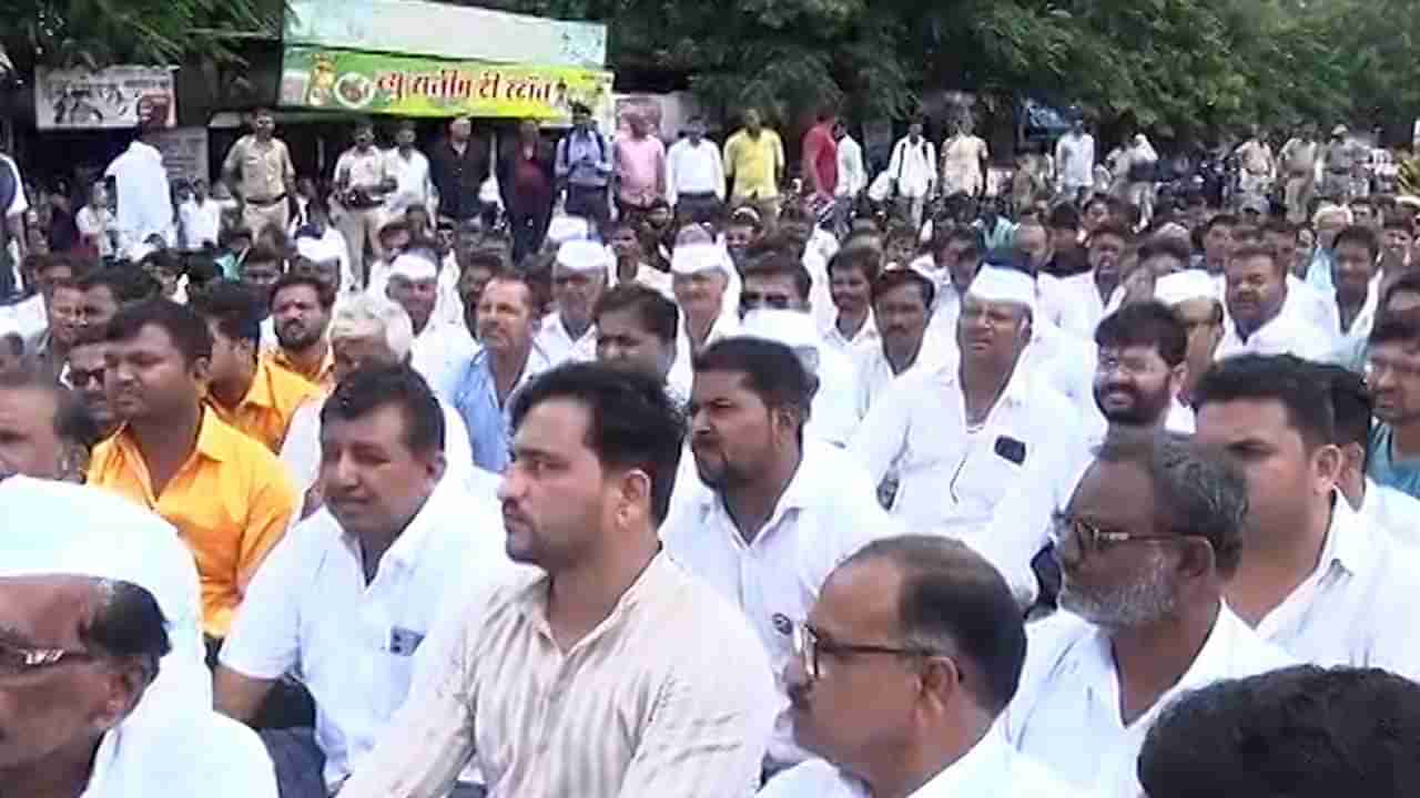 कांदा लिलाव बंद पाडले, शेतकऱ्यांनी मुंबई- आग्रा महामार्ग रोखून धरला, वाहतूक ठप्प; केंद्रीय मंत्र्यांची मध्यस्थीही फेल