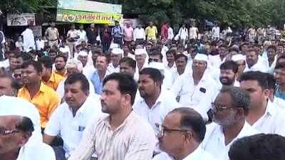 कांदा लिलाव बंद पाडले, शेतकऱ्यांनी मुंबई- आग्रा महामार्ग रोखून धरला, वाहतूक ठप्प; केंद्रीय मंत्र्यांची मध्यस्थीही फेल