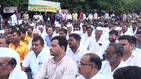 कांदा लिलाव बंद पाडले, शेतकऱ्यांनी मुंबई- आग्रा महामार्ग रोखून धरला, वाहतूक ठप्प; केंद्रीय मंत्र्यांची मध्यस्थीही फेल कांदा लिलाव बंद पाडले, शेतकऱ्यांनी मुंबई- आग्रा महामार्ग रोखून धरला, वाहतूक ठप्प; केंद्रीय मंत्र्यांची मध्यस्थीही फेल