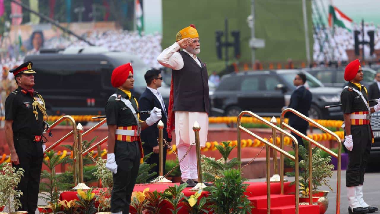 लाल किल्ल्यावरुन पंतप्रधान मोदी यांची जनतेला साद; ‘राजकारणातील किड नष्टकरण्यासाठी आर्शीवाद द्या’ लाल किल्ल्यावरुन पंतप्रधान मोदी यांची जनतेला साद; ‘राजकारणातील किड नष्टकरण्यासाठी आर्शीवाद द्या’