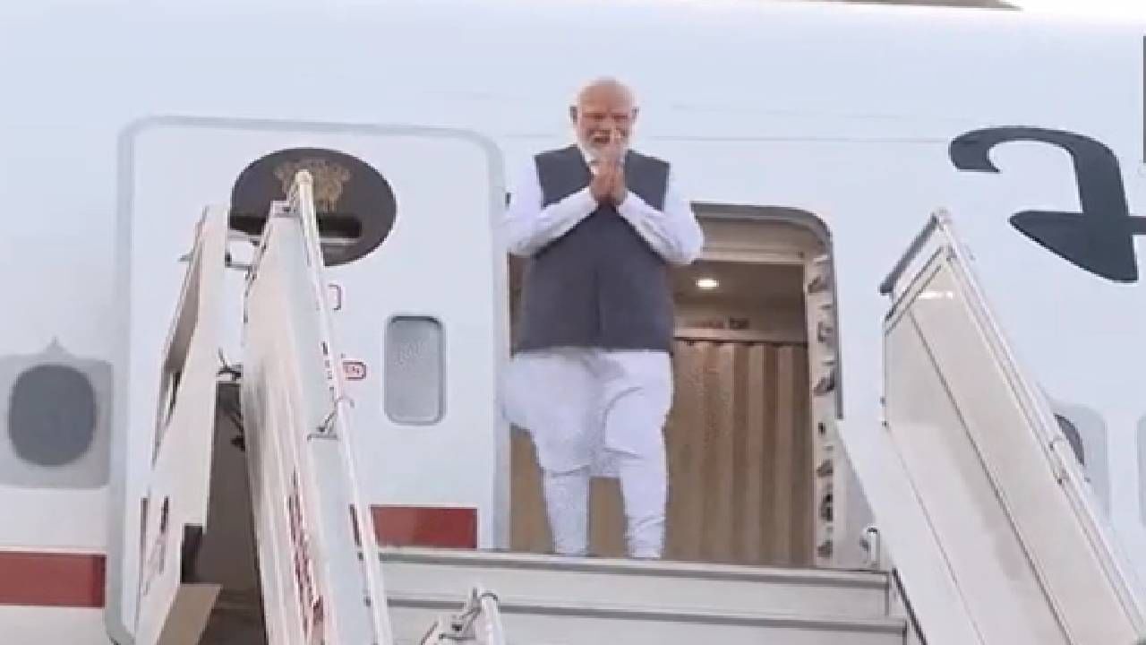 PM Modi ISRO : पंतप्रधानांच्या ISRO भेटीवरुन राजकारण, स्वागताला कर्नाटकचे मुख्यमंत्री का नव्हते? PM Modi ISRO : पंतप्रधानांच्या ISRO भेटीवरुन राजकारण, स्वागताला कर्नाटकचे मुख्यमंत्री का नव्हते?