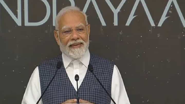 VIDEO | ‘हे काही छोटे यश नाही, इतर देश जिथे पोहोचू शकले नाहीत तिथे...’; मोदी यांनी थोपटली शास्त्रज्ञांची पाठ VIDEO | ‘हे काही छोटे यश नाही, इतर देश जिथे पोहोचू शकले नाहीत तिथे...’; मोदी यांनी थोपटली शास्त्रज्ञांची पाठ