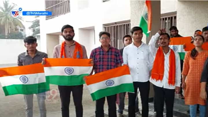 स्वातंत्र्य दिनाच्या दिवशी ध्वजारोहण नाही, 'झेंडावदन न करणाऱ्या अधिकाऱ्यांवर कारवाई करा'; कुणी केली मागणी? स्वातंत्र्य दिनाच्या दिवशी ध्वजारोहण नाही, 'झेंडावदन न करणाऱ्या अधिकाऱ्यांवर कारवाई करा'; कुणी केली मागणी?