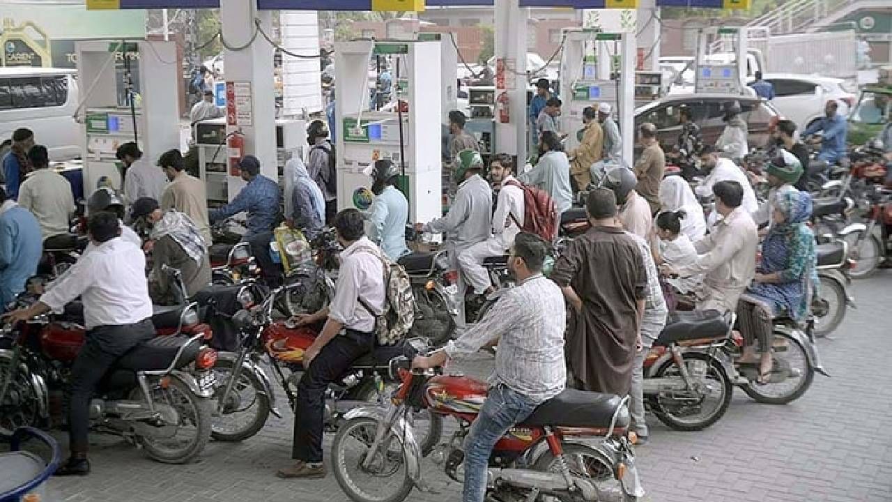 Pakistan Petrol Rate : रात्रीतून 18 रुपयांची वाढ, पाकिस्तानमध्ये एक लिटरचा इतका झाला भाव