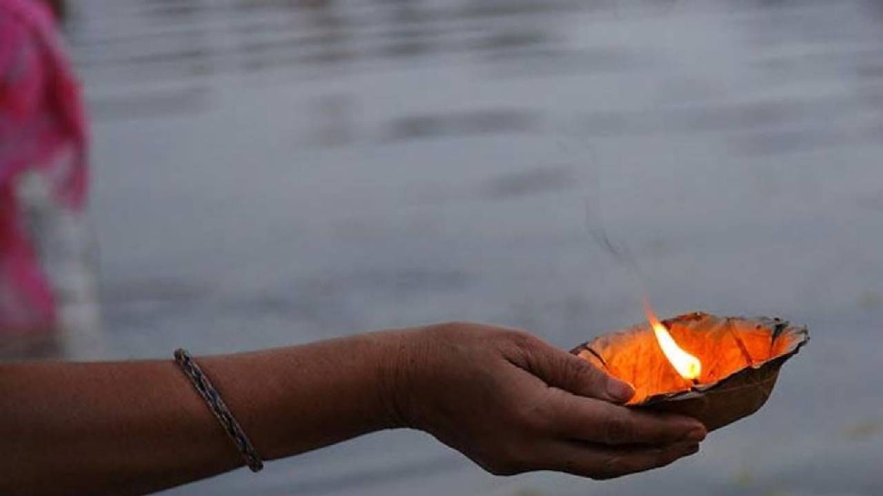 Pitrupaksh 2023 : पितृपक्षात अवश्य करा दिव्याशी संबंधीत हे उपाय, पितृदोषातून होईल सुटका Pitrupaksh 2023 : पितृपक्षात अवश्य करा दिव्याशी संबंधीत हे उपाय, पितृदोषातून होईल सुटका