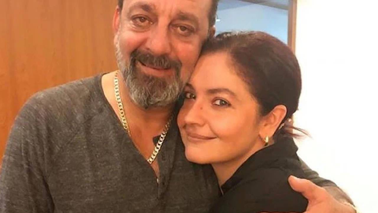 पूजा भट्ट ही सध्या अनेक मुलाखती देताना दिसत आहे. मात्र, संजय दत्त याच्यासोबत सडक चित्रपटामध्ये किसिंग सीन देताना पूजा भट्ट चांगलीच घाबरली होती.