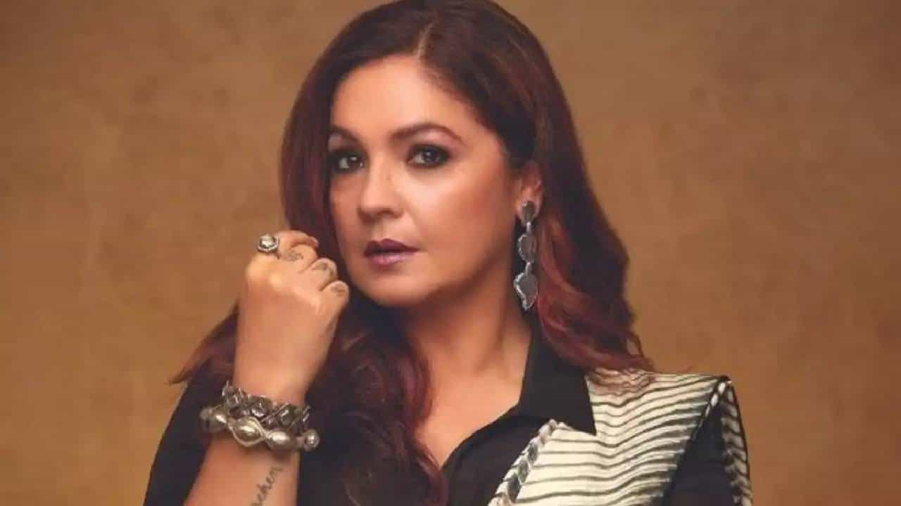 महेश भट्टची लेक पूजा भट्ट ही सध्या बिग बाॅस ओटीटी 2 मध्ये सहभागी झालीये. विशेष म्हणजे टाॅप 5 मध्ये पूजा भट्ट हिचा समावेश झाला आहे.