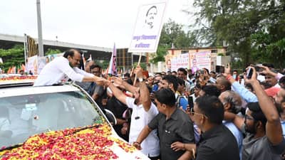 फटाक्यांची आतिशबाजी अन् भला मोठा हार; पुण्यात अजित पवार यांचं जंगी स्वागत, राष्ट्रवादीचा तो तटस्थ आमदार अजितदादासोबत