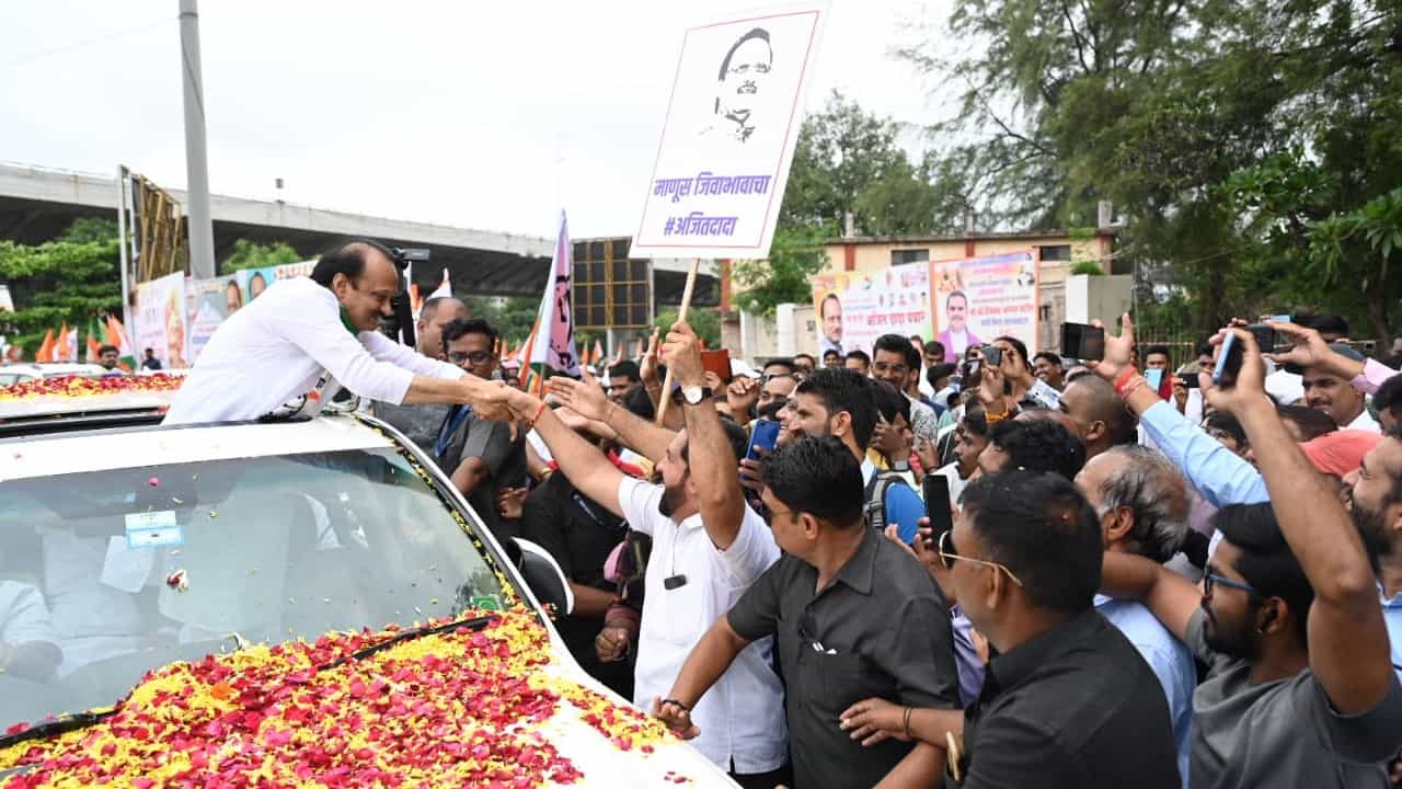 फटाक्यांची आतिशबाजी अन् भला मोठा हार; पुण्यात अजित पवार यांचं जंगी स्वागत, राष्ट्रवादीचा तो तटस्थ आमदार अजितदादासोबत