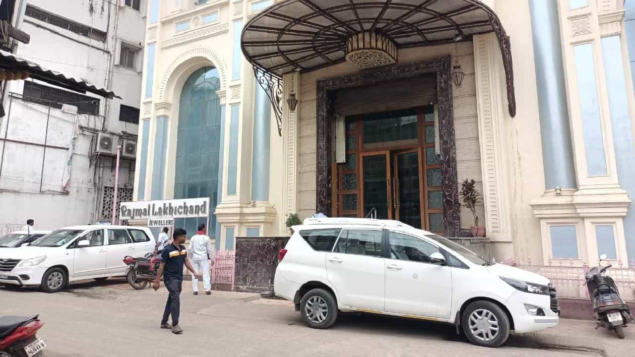 जळगावच्या इतिहासातील ईडीची सर्वात मोठी छापेमारी, 40 तास ईश्वरलाल ज्वेलर्सची झाडाझडती; 50 किलो सोने आणि....