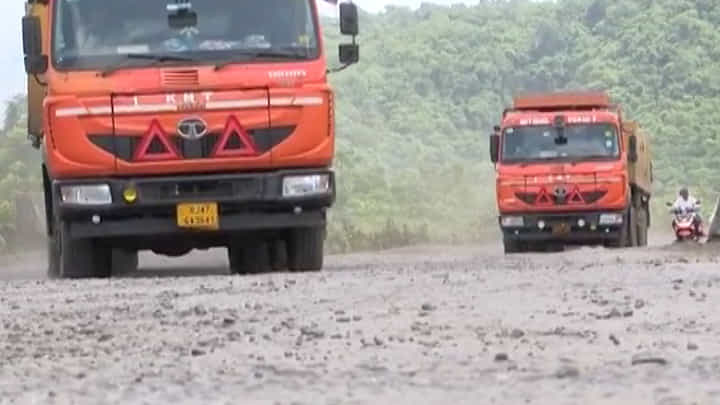 मुंबई-गोवा महामार्गावरून प्रवास करणार असाल तर मार्ग बदला; पाहा काय आहे रस्त्याची अवस्था... मुंबई-गोवा महामार्गावरून प्रवास करणार असाल तर मार्ग बदला; पाहा काय आहे रस्त्याची अवस्था...