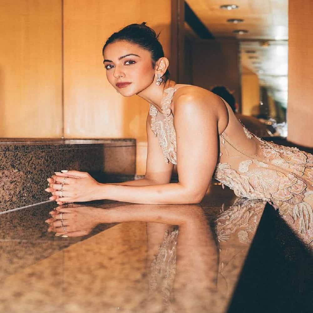 अभिनेत्री रकूल प्रित सिंग (Rakul Preet Singh) कायम वेगवेगळ्या लूकमध्ये फोटोशूट करत असते. आता सध्या अभिनेत्री बॅकलेस बॉडीकॉन ड्रेसमध्ये बोल्ड फोटोशूट केलं आहे.