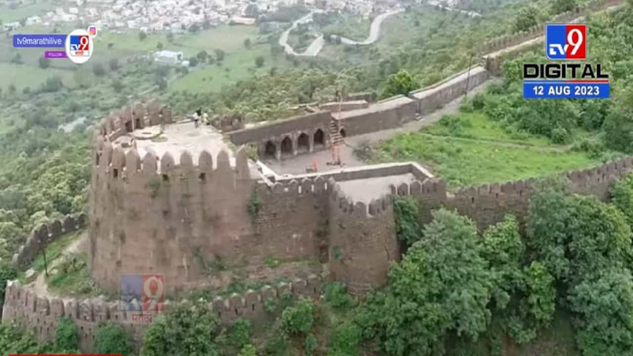 हिरव्यागर्द वनराईनं नटलेल्या रामगड किल्ल्याचे बघा नयनरम्य ड्रोन दृश्य हिरव्यागर्द वनराईनं नटलेल्या रामगड किल्ल्याचे बघा नयनरम्य ड्रोन दृश्य