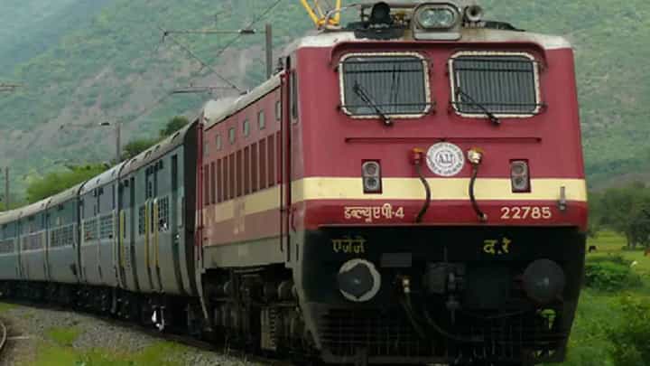 Vande Bharat Express : कोल्हापूरकरांसाठी आनंदाची बातमी! आता धावणार मुंबई कोल्हापूर ‘ही’ एक्सप्रेस Vande Bharat Express : कोल्हापूरकरांसाठी आनंदाची बातमी! आता धावणार मुंबई कोल्हापूर ‘ही’ एक्सप्रेस