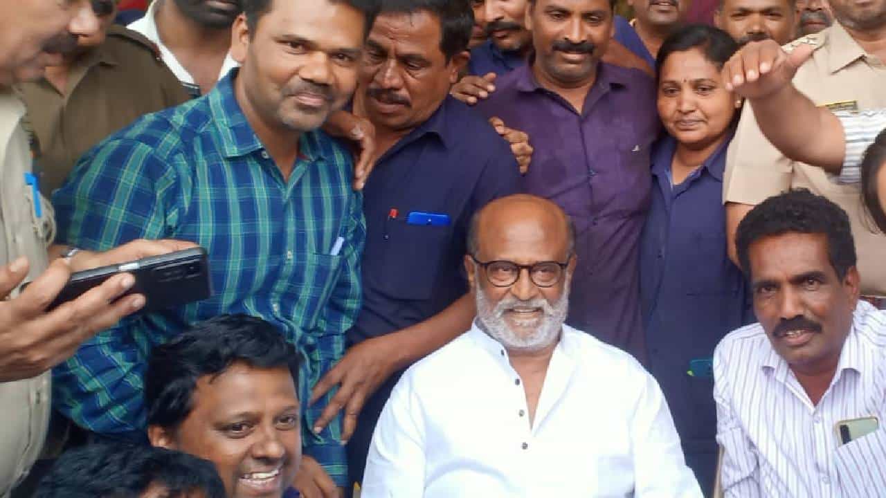 सुपरस्टार रजनीकांत हे फिल्म इंडस्ट्रीत अभिनेते म्हणून काम करण्याआधी बरीच वर्षे बस कंडक्टरची नोकरी करत होते, हे अनेकांनाच ठाऊक असेल. आता बऱ्याच वर्षांनंतर रजनीकांत यांनी त्यांच्या जुन्या आठवणींना उजाळा दिला आहे.