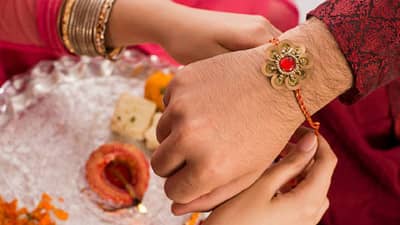 Raksha Bandhan 2023 : भावाच्या राशीनुसार बांधा राखी, जीवनात लाभेल सुख समृद्धी