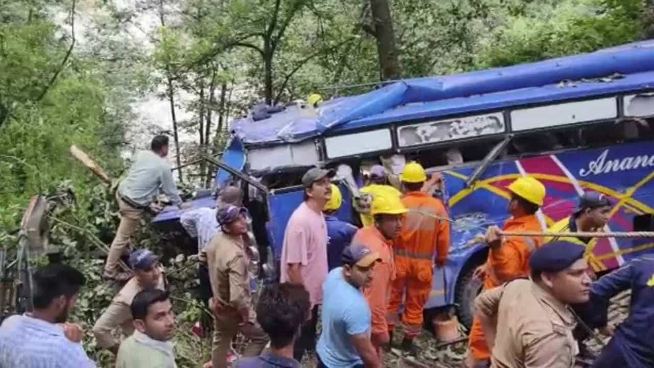 देवदर्शनाहून येत असताना मोठा अपघात, 50 फूट खोल दरीत बस कोसळली; 7 भाविकांचा मृत्यू