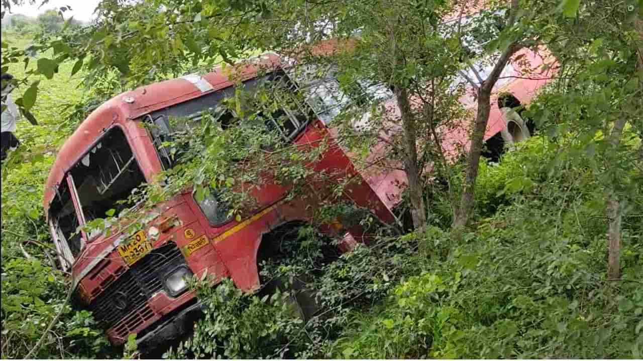 एसटी पलटी झाल्याने पालक घाबरले, घटनास्थळी जमलेल्या लोकांना अपघात पाहून घाम फुटला