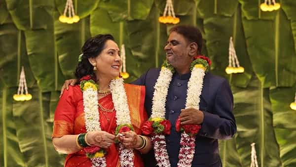 अभिनेता सिद्धार्थ चांदेकरच्या आईने दुसरं लग्न केलं आहे. या लग्नाचे फोटो सिद्धार्थ आणि मिताली मयेकरने सोशल मीडियावर पोस्ट केले आहेत. या फोटोंवर शुभेच्छांचा वर्षाव होत आहे.