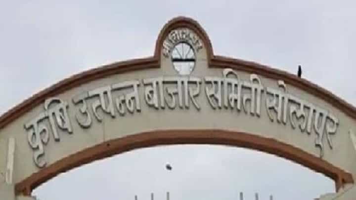 जनहित शेतकरी संघटना आक्रमक; कांद्याचे लिलाव बंद पाडण्यासाठी आंदोलन जनहित शेतकरी संघटना आक्रमक; कांद्याचे लिलाव बंद पाडण्यासाठी आंदोलन