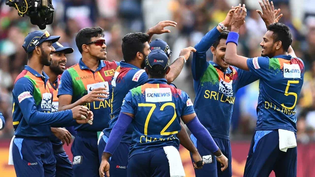 30 ऑगस्टपासून सुरु होणाऱ्या आशिया कप स्पर्धेपूर्वी श्रीलंकन संघाला मोठा धक्का बसला आहे. शुक्रवारी दोन खेळाडूंना कोरोनाची लागण झाल्याचं समोर आलं होतं. आता श्रीलंकन संघाचे दोन खेळाडू जखमी झाल्याची माहिती समोर आली आहे.