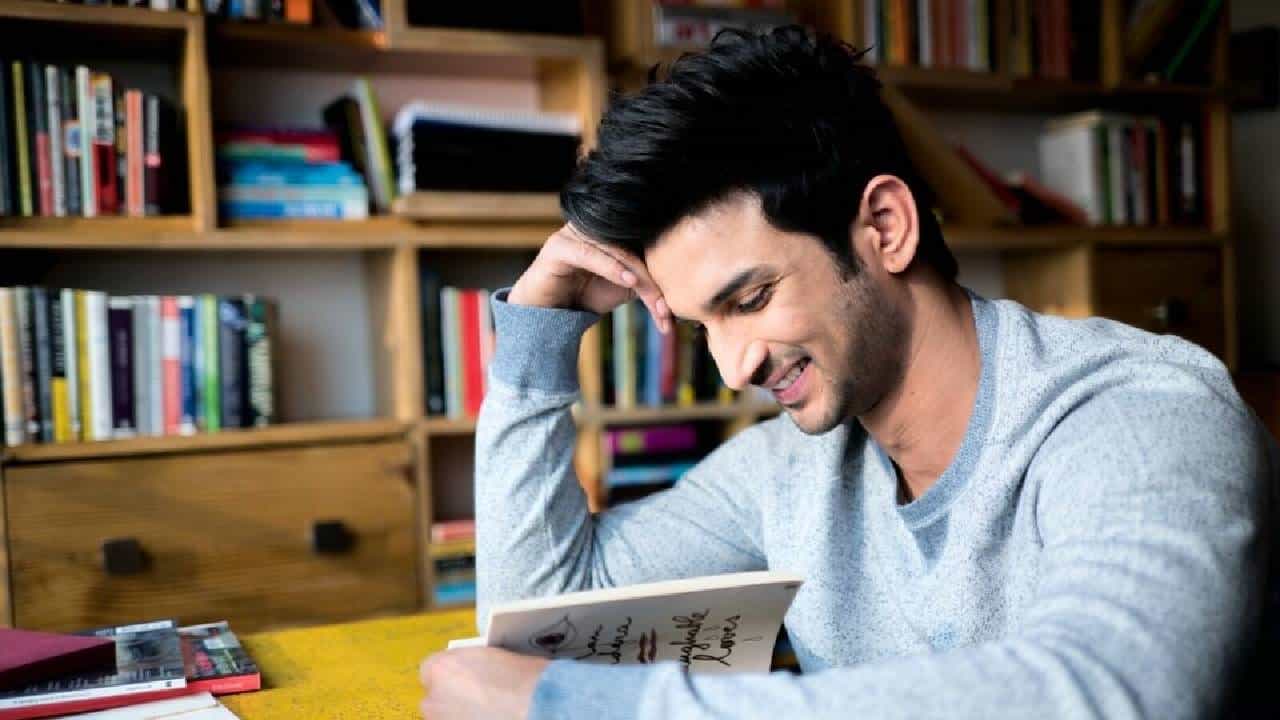 अभिनेता सुशांत सिंह राजपूतने टेलिव्हिजनपासून करिअरची सुरुवात करत बॉलिवूडपर्यंत मजल गाठली होती. बॉलिवूडमध्येही त्याने दमदार भूमिका साकारल्या आणि त्याच्या याच कामाच्या जोरावर मोठा चाहतावर्ग निर्माण झाला. सुशांतच्या निधनाची बातमी जेव्हा समोर आली, तेव्हा सर्वांनाच मोठा धक्का बसला.