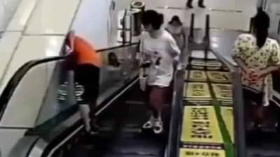 सरकता जिना आणि भिंतीमध्ये मुलाचं डोक अडकलं, पाहा व्हायरल व्हिडीओ