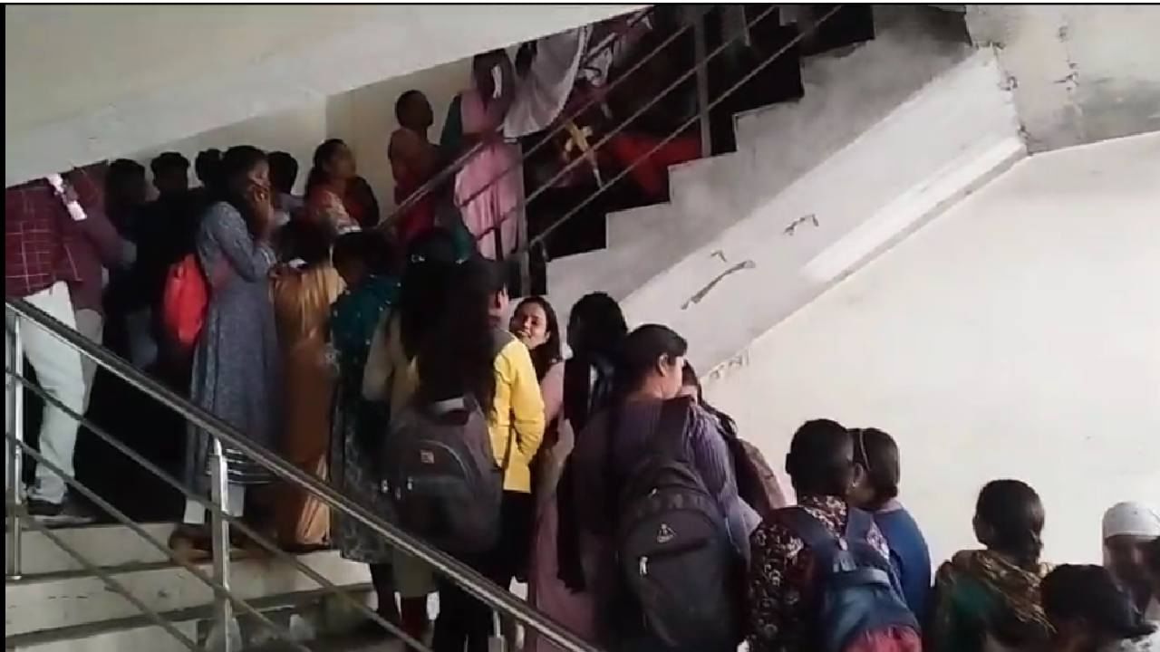 Talathi Exam : 'या' जिल्ह्यातही तलाठी भरती परीक्षा दीड तास उशिराने; आयुक्तांचं महत्त्वाचं निवेदन काय? Talathi Exam : 'या' जिल्ह्यातही तलाठी भरती परीक्षा दीड तास उशिराने; आयुक्तांचं महत्त्वाचं निवेदन काय?