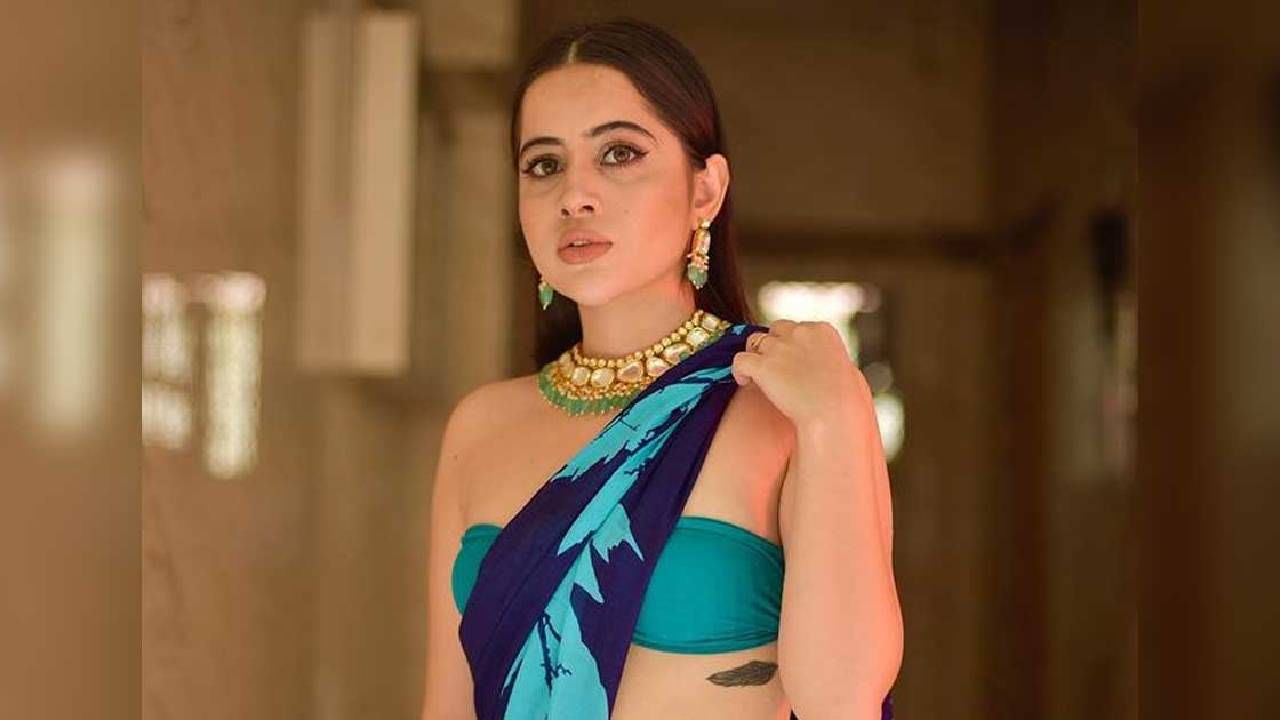 उर्फी जावेद ही साडीमध्येही अत्यंत बोल्ड दिसत आहे. मुळात म्हणजे उर्फी जावेद ही कधी काय घालेल याचा अजिबातच नेम नसतो. नेहमीच अतरंगी लूकमध्ये उर्फी दिसते. 