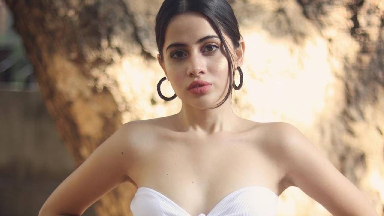 आता उर्फी जावेद हिच्या या लूकमधील फोटो आणि व्हिडीओ हे सोशल मीडियावर व्हायरल होताना दिसत आहेत. यावर उर्फी जावेद हिने जास्त मेकअप केला नाहीये. 