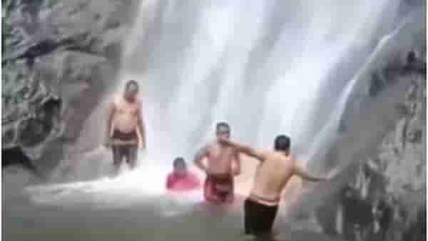 VIDEO | धबधब्याखाली आंघोळ करणाऱ्या लोकांवर पडला ढिगारा, पाहा व्हायरल व्हिडिओ