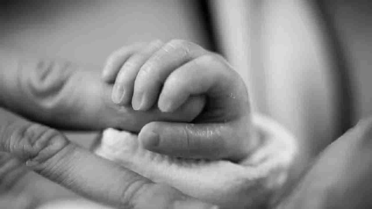 VIRAL NEWS | चार पायांच्या मुलीचा जन्म, डॉक्टरांनी सांगितलं कारण