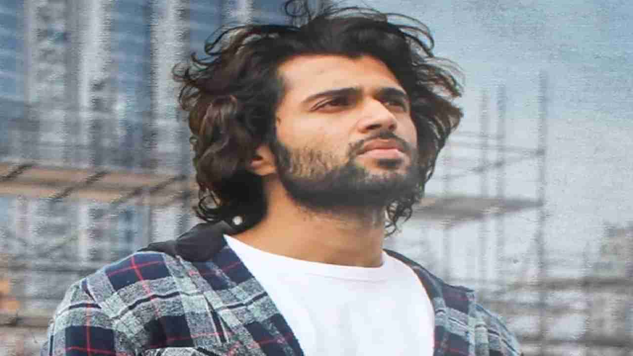 Vijay Deverakonda | 500 रुपयांपासून केली करियरला सुरुवात, आता महिन्याला कमावतो इतके कोटी, संपत्ती हैराण करणारी