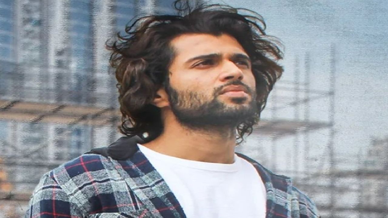 Vijay Deverakonda | 500 रुपयांपासून केली करियरला सुरुवात, आता महिन्याला कमावतो इतके कोटी, संपत्ती हैराण करणारी