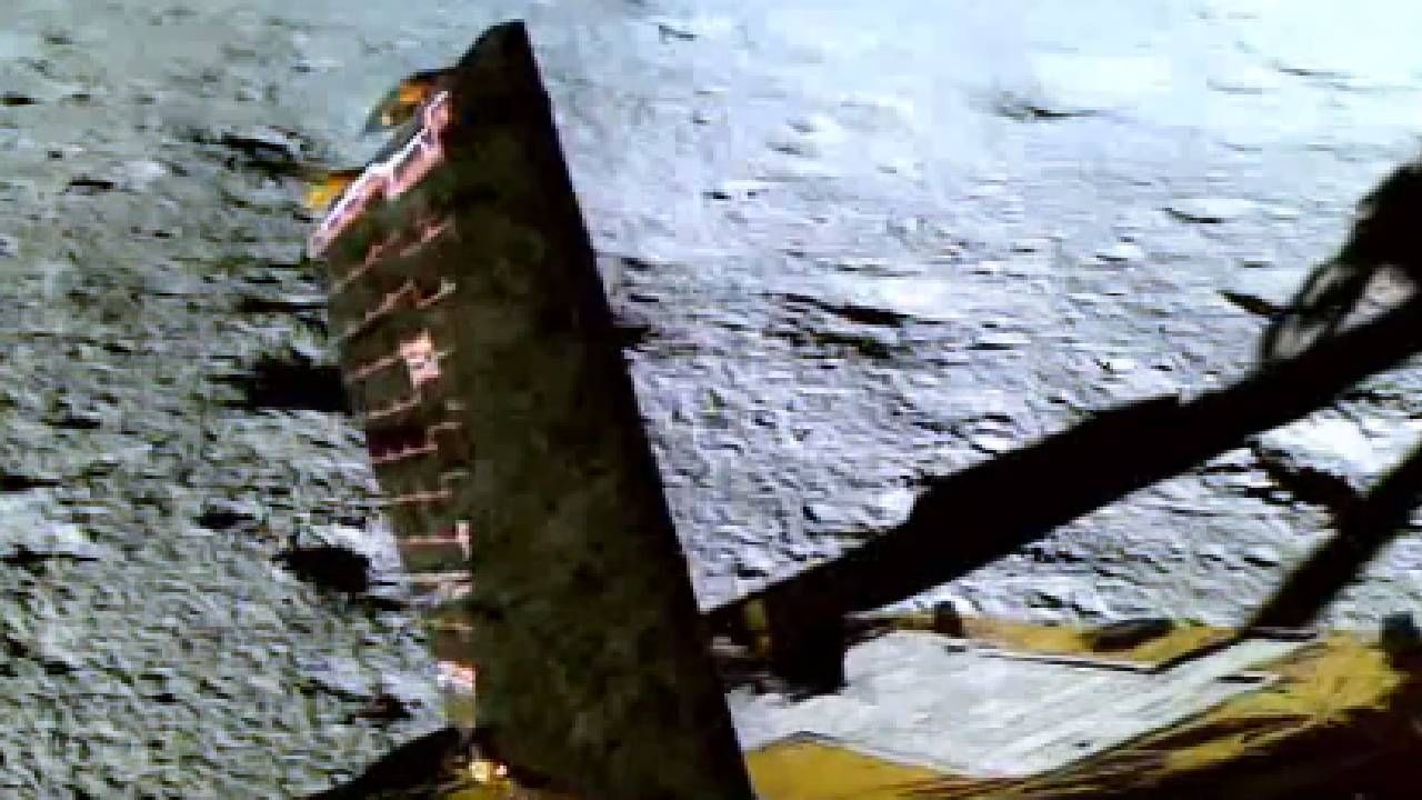 Chandrayaan-3 Update | विक्रम लँडरमधून 'रोव्हर' बाहेर आला, तो क्षण 'याची देही, याची डोळा' अनुभवा, VIDEO Chandrayaan-3 Update | विक्रम लँडरमधून 'रोव्हर' बाहेर आला, तो क्षण 'याची देही, याची डोळा' अनुभवा, VIDEO