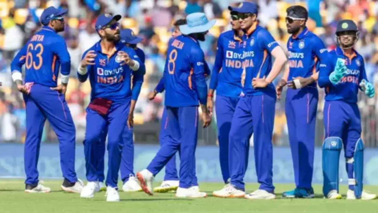अवघ्या काही दिवसांवर आशिया चषक स्पर्धा येऊन ठेपली आहे. त्यानंतर वर्ल्डकप स्पर्धा होणार आहे. त्यामुळे टीम इंडिया स्पर्धेपूर्वी लिटमस टेस्ट असणार आहे. टीम इंडियासमोर चौथ्या क्रमांकाचा मोठा प्रश्न असताना श्रेयस अय्यरने एन्ट्री घेतली आहे. पण एबी डिव्हिलियर्सने टीम इंडियाला सल्ला दिला आहे.