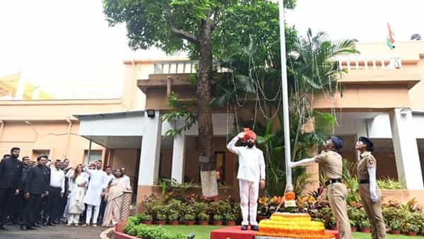आज देशाचा 77 वा स्वातंत्र्यदिन आहे. देशभर उत्साहाचं वातावरण आहे. ठिकठिकाणी झेंडावंदन पार पडत आहे.